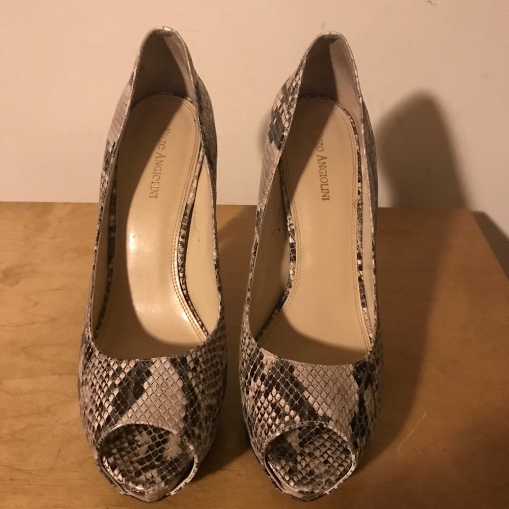 Peep toe pumps